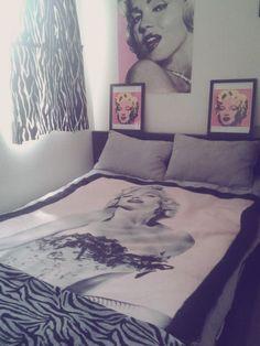I've never thought of a Marlyn Monroe themed room. I applaude whoever is the genuis that came up with this.